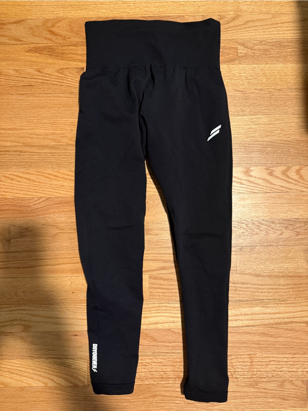 Black DOYOUEVEN Athletic Leggings with Reflective Accent